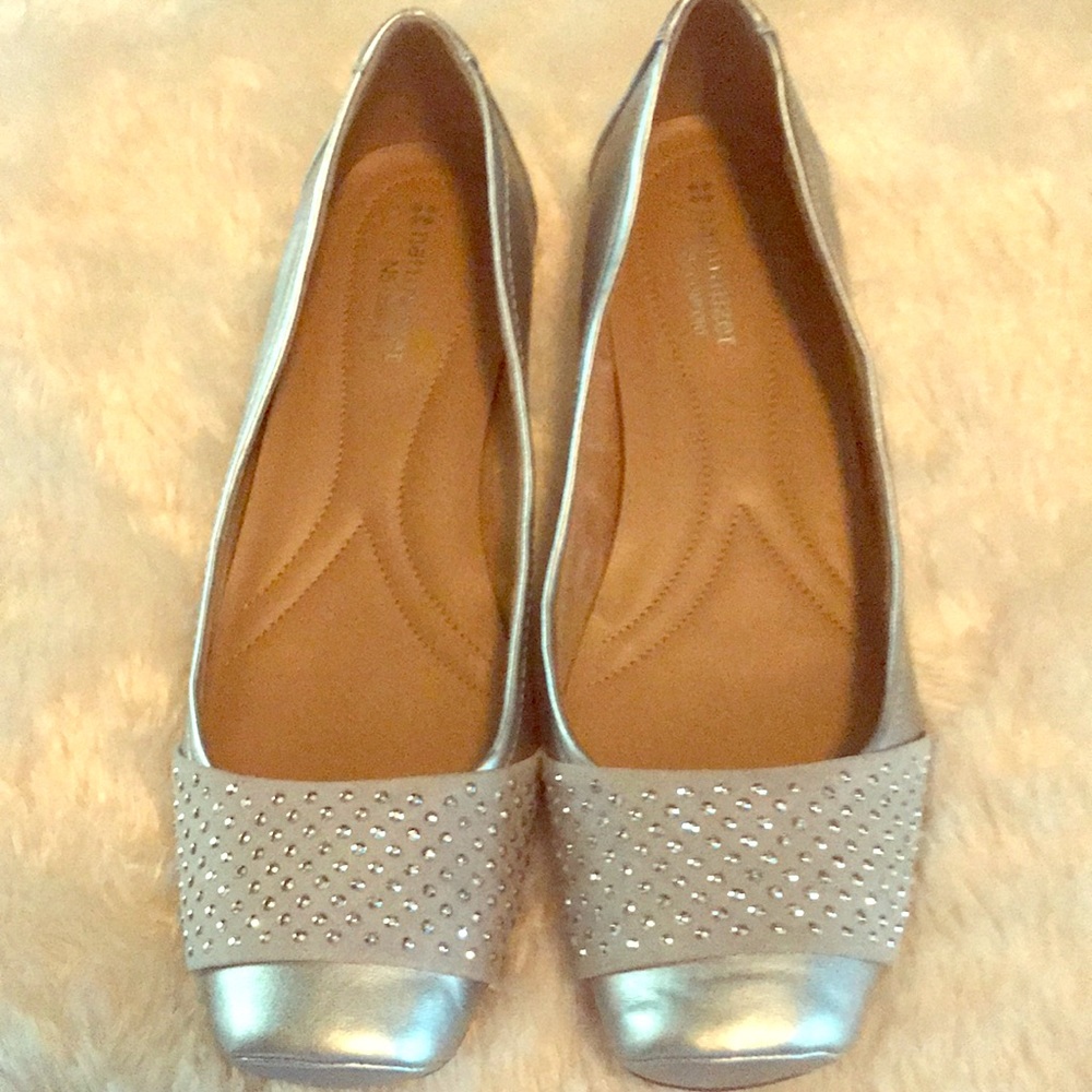 Women’s Naturalizer flats.